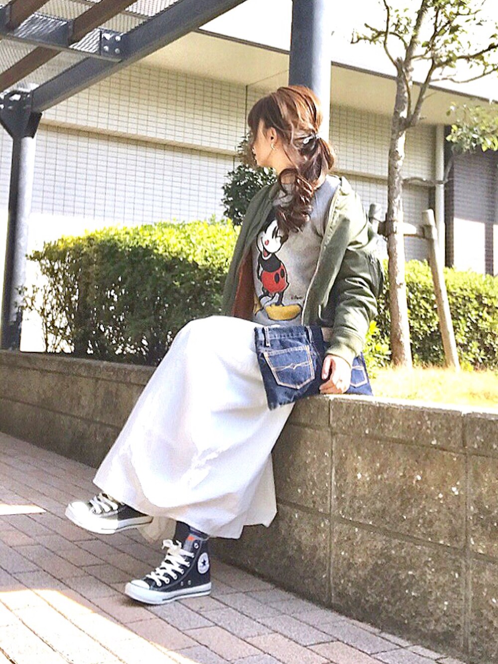 「春コーデ、スカート、MA-1、ミッキー、トレーナー、クラッチバッグ、デニム、ハイカットスニーカー」｜「UngridのボリュームスリーブＭＡ－１（MA-1、グリーン系）」を使った、kaco…＊さん（レディース・160cm）の春コーディネートの1枚目の写真