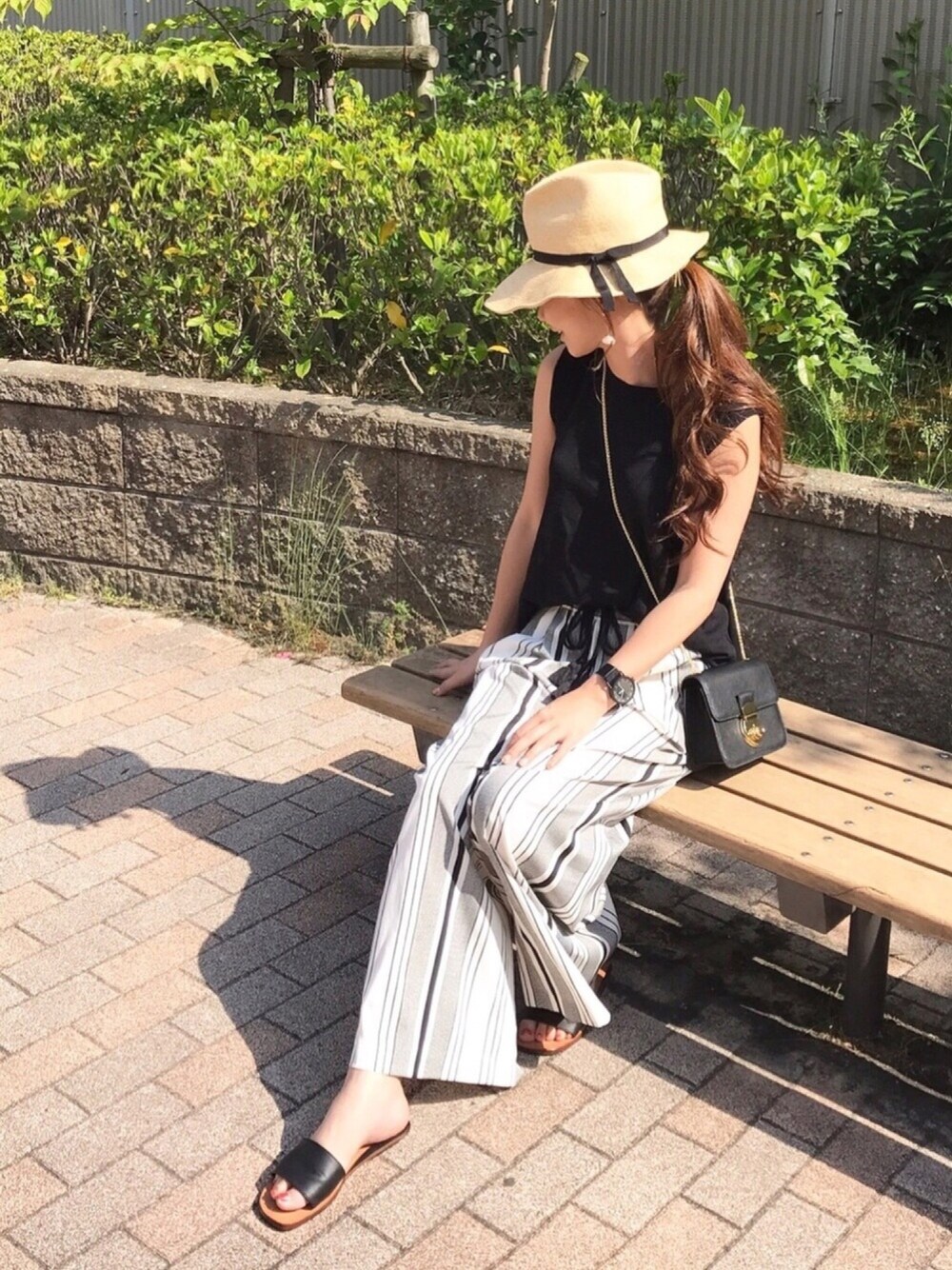 「ラクチンコーデ、大人カジュアル、モノトーンコーデ、シンプル、ストライプ、ワイドパンツ、ノースリーブ、チェーンバッグ、麦わら帽子、LAGUNAMOON(LAGUNAMOON)」｜「LAGUNAMOONのＢａｃｋマントニット（ニット/セーター、ブラック系）」を使った、kaco…＊さん（レディース・160cm）の春コーディネートの1枚目の写真