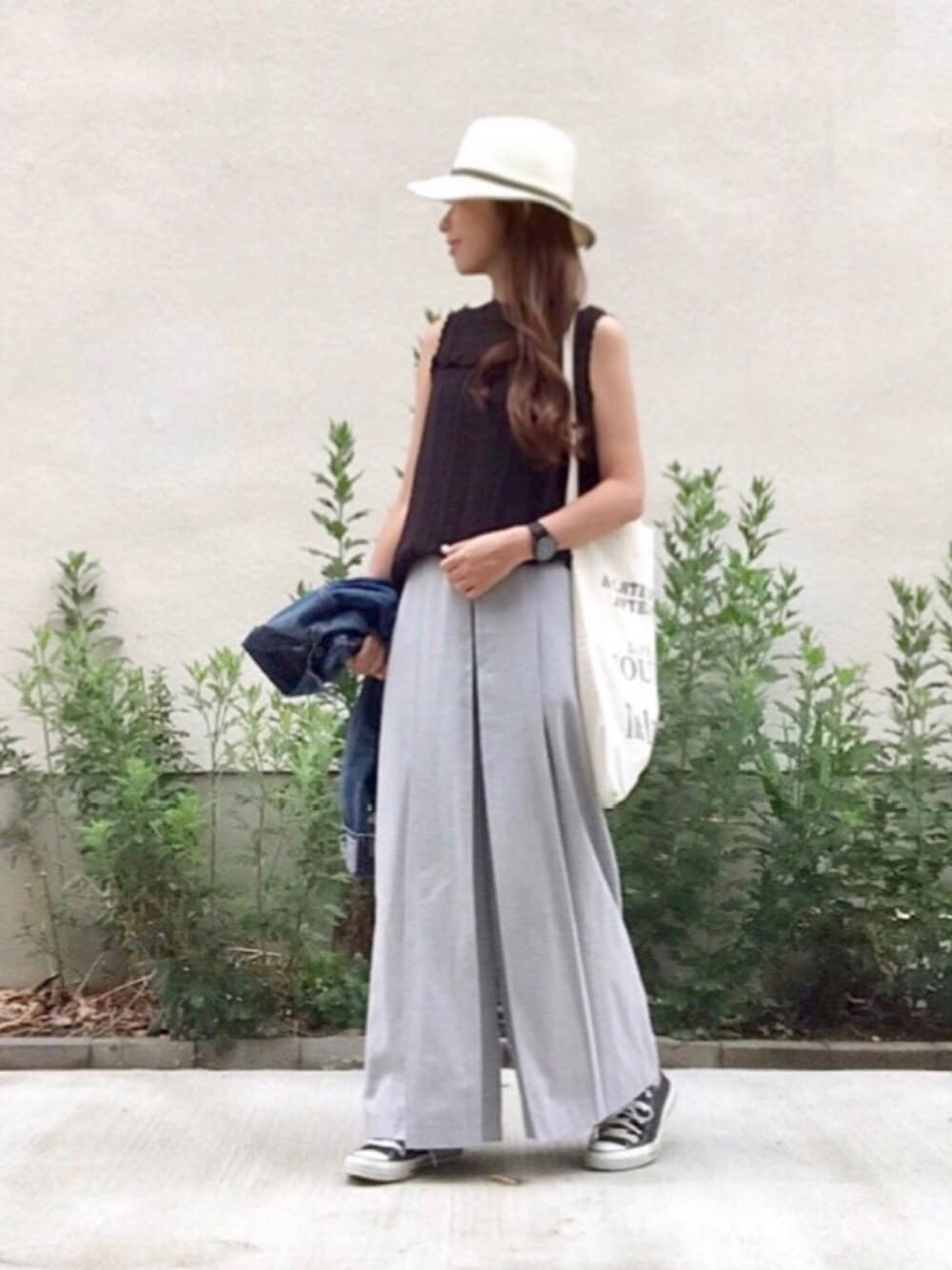 ブラック系のシャツ/ブラウス、ホワイト系のトートバッグ、グレー系のその他パンツを着用したレディースの夏コーディネートの1枚目の写真