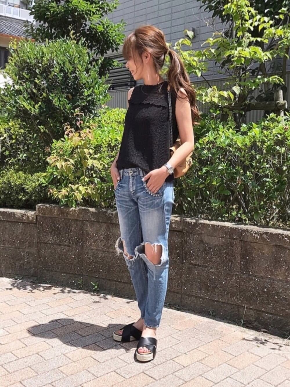 「カジュアルコーデ、シンプル、デニムパンツ、ダメージデニムパンツ、サルエルパンツ、レーストップス、チェーンバッグ、プラットフォーム、厚底サンダル、Ungrid」｜「Ungridのレースノースリブラウス（シャツ/ブラウス、ブラック系）」を使った、kaco…＊さん（レディース・160cm）の夏コーディネートの1枚目の写真