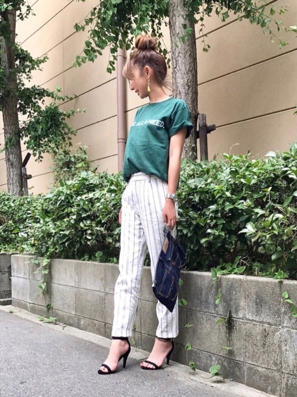 「ストライプパンツ、パンツスタイル、ホワイトパンツ、Tシャツ、グリーン、クラッチバッグ、サンダル、フリンジ、MERCURYDUO(MERCURYDUO)」｜「UngridのI HAVE ALL A NEED Tee（Tシャツ/カットソー、グリーン系）」を使った、kaco…＊さん（レディース・160cm）の夏コーディネートの1枚目の写真