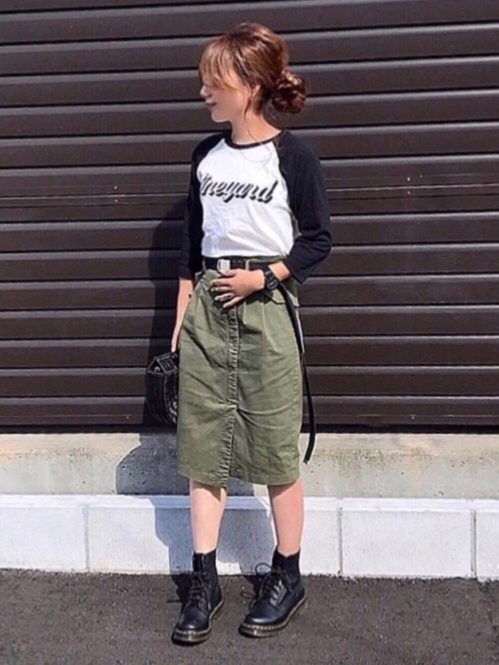 「秋服、カジュアル、ラグランTシャツ、ロンT、タイトスカート、カーキ、ガチャベルト、かごバッグ、ドクターマーチン、Ungrid」｜「Ungridの【Web限定】ラグランロゴロングスリーブTee（Tシャツ/カットソー、ブラック系）」を使った、kaco…＊さん（レディース・160cm）の秋コーディネートの1枚目の写真