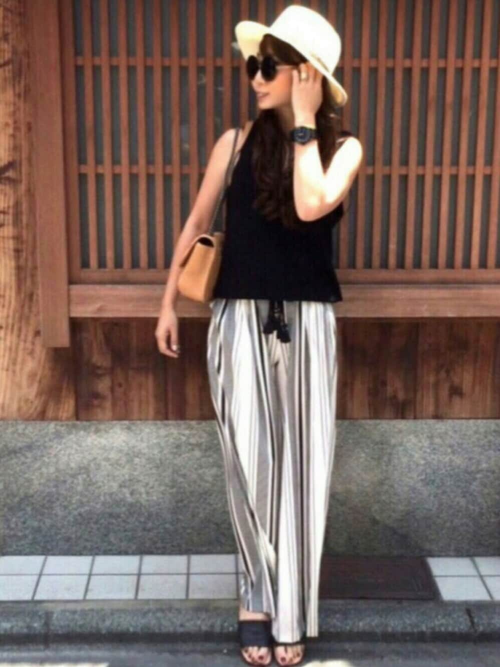 「パンツスタイル、大人カジュアル、ラクチンコーデ、モノトーン、ワイドパンツ、ストライプパンツ、スカンツ、ノースリーブ、ペタンコ靴、ツバ広ハット」｜「AZUL by moussyのエスパンディ幾何学柄&無地フレアタンク（タンクトップ、ブラック系）」を使った、kaco…＊さん（レディース・160cm）の夏コーディネートの1枚目の写真