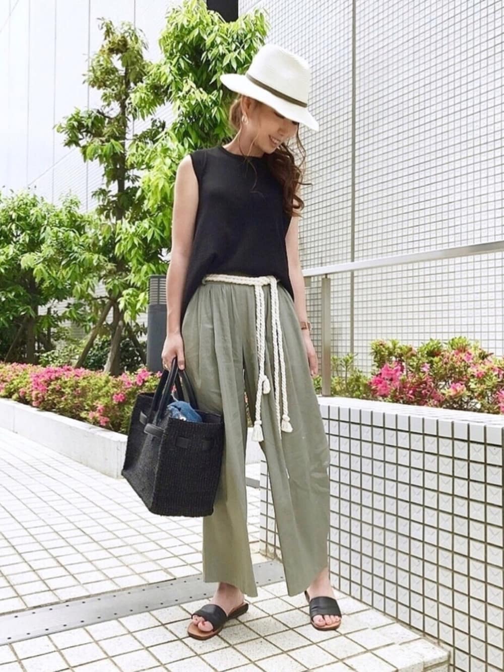 「大人カジュアル、ノースリーブ、カーキパンツ、リネン、ワイドパンツ、ペタンコサンダル、かごバーキン、麦わら帽子、かごバッグ、LAGUNAMOON(LAGUNAMOON)」｜「niko and...のオリジナル 中折れペーパーツバ広ハット【niko and...】（ハット、ホワイト系）」を使った、kaco…＊さん（レディース・160cm）の夏コーディネートの1枚目の写真