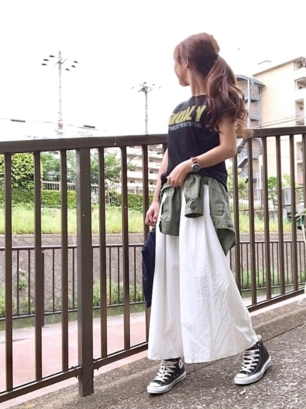 「カジュアル、ロゴT、マキシスカート、腰巻きスタイル、クラッチバッグ、コンバース、スニーカーコーデ、休日スタイル、ママコーデ、Ungrid」｜「UngridのEQUALYプリントTee（Tシャツ/カットソー、ブラック系）」を使った、kaco…＊さん（レディース・160cm）の春コーディネートの1枚目の写真