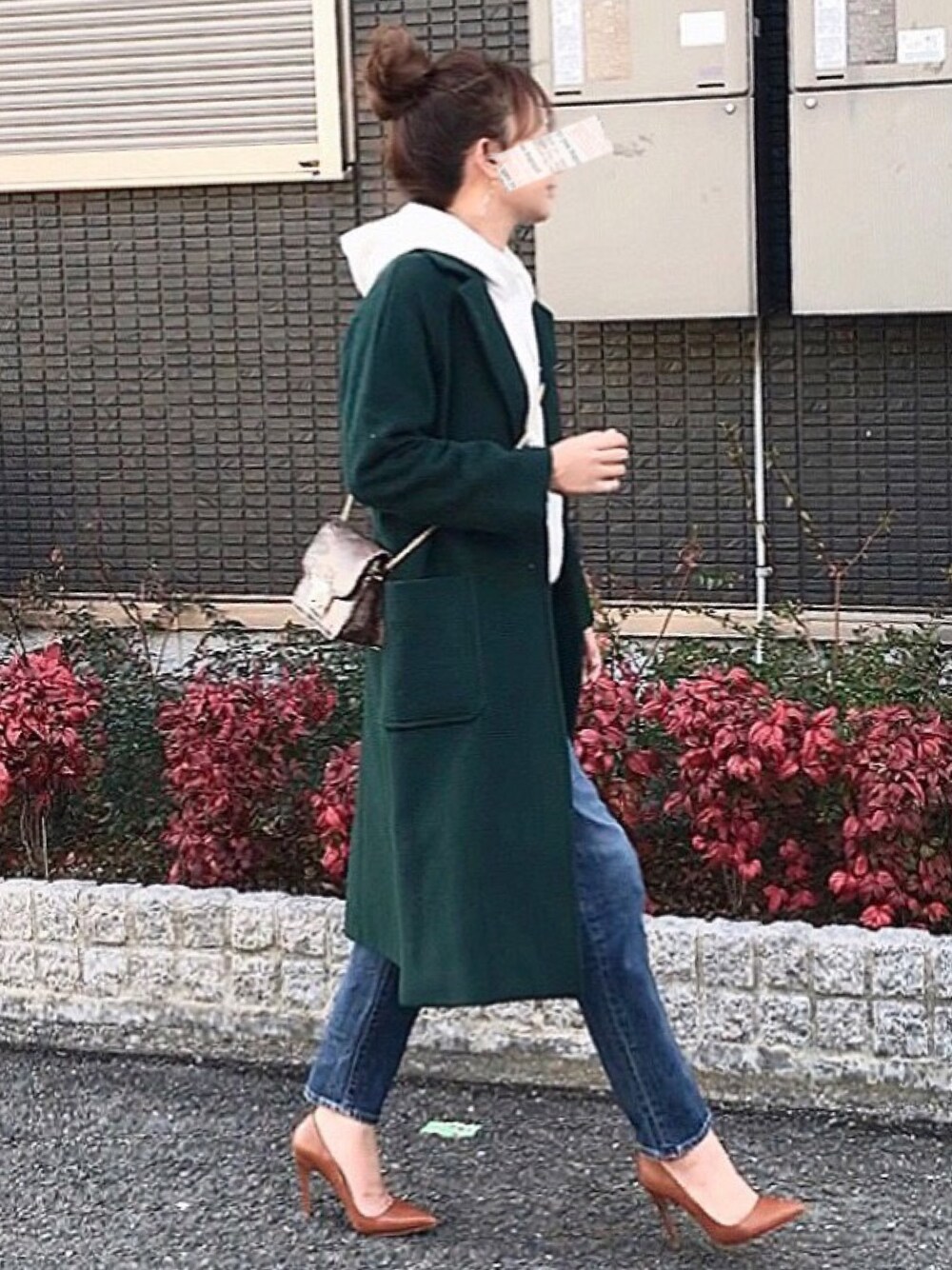 「デニムパンツ、チェスターコート、ロングコート、グリーン、パーカー、白パーカー、チェーンバッグ、パイソン柄、パンプス、ポインテッドパンプス」｜「Ungridのストレッチテーパードデニム（デニムパンツ、ブルー系）」を使った、kaco…＊さん（レディース・160cm）の冬コーディネートの1枚目の写真