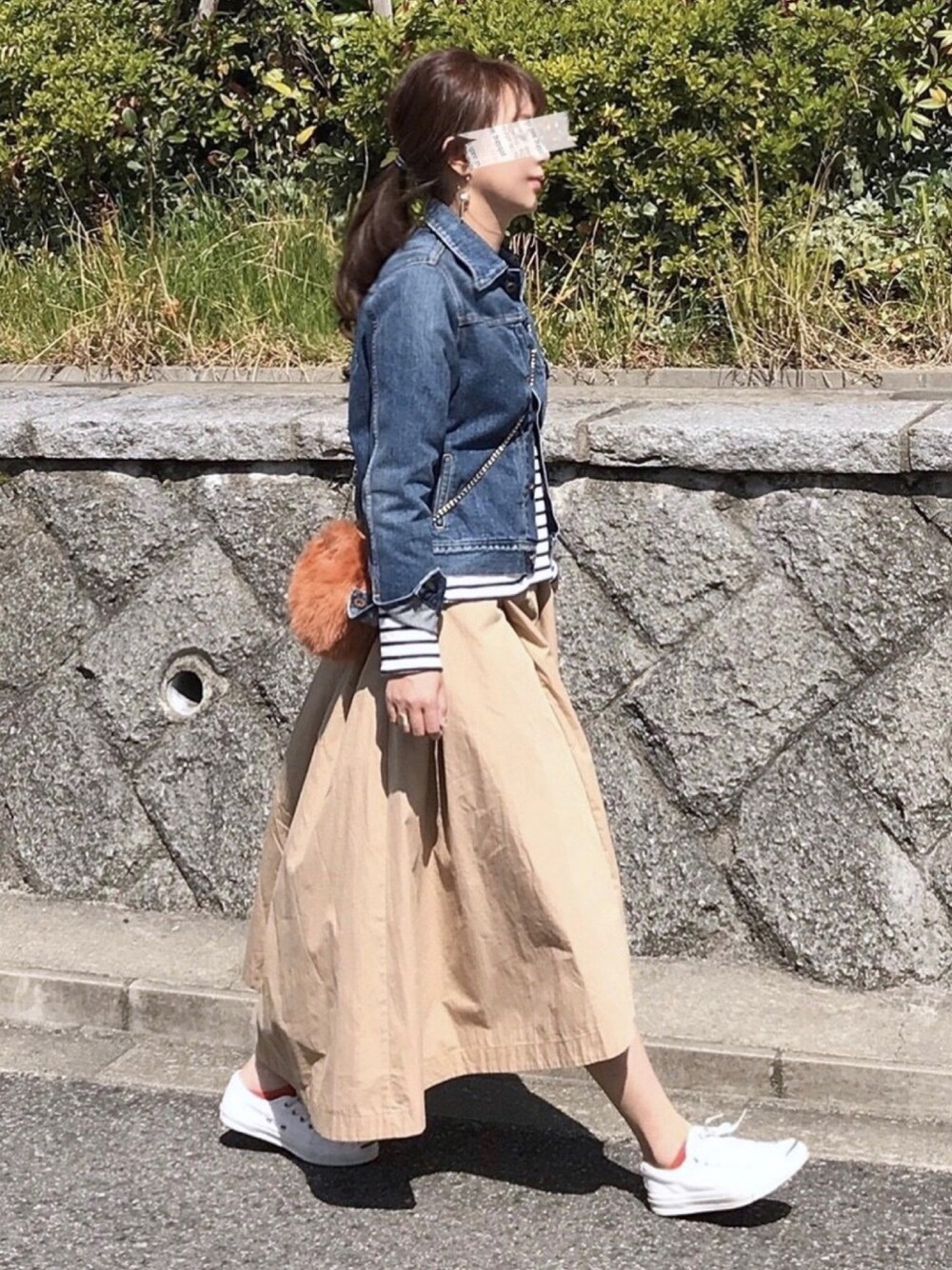 「春コーデ、Gジャン、ボーダートップス、チノスカート、ミモレ丈スカート、白スニーカー、チェーンバッグ、ファーバッグ、ジャックパーセル」｜「TODAYFULのデニムシーンズジャケット（デニムジャケット、ブルー系）」を使った、kaco…＊さん（レディース・160cm）の春コーディネートの1枚目の写真