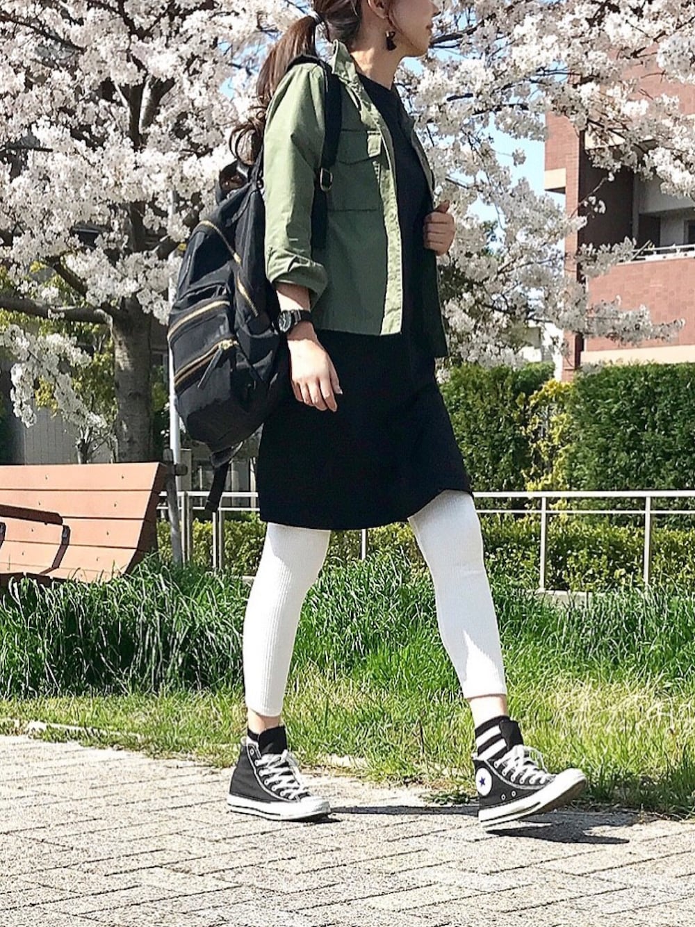 「お花見、楽チンコーデ、カジュアル、シンプル、ワンピース、レギンス、リブレギンス、ミリタリージャケット、リュック、コンバース」｜「UNIQLOのクルーネックTワンピース（半袖）（ワンピース、ブラック系）」を使った、kaco…＊さん（レディース・160cm）の春コーディネートの1枚目の写真
