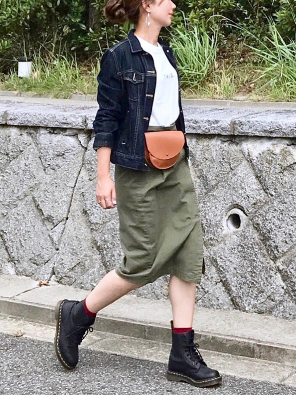 「秋服準備はじめました、カジュアルコーデ、秋のコーデ、ロゴT、スカート、デニムジャケット、Gジャン、ドクターマーチン、赤い靴下、ウエストポーチ」｜「AZUL by moussyのTHIS THE WHY TEE（Tシャツ/カットソー、ホワイト系）」を使った、kaco…＊さん（レディース・160cm）の秋コーディネートの1枚目の写真