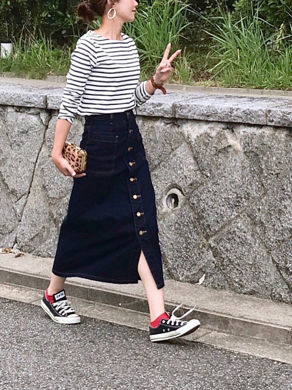 「ラブアンドピース2018、秋服準備はじめました、カジュアル、シンプルコーデ、ボーダートップス、デニムスカート、前ボタンスカート、赤い靴下、コンバース、レオパード」｜「MOUSSYのBUTTON UP LONG SKIRT（デニムスカート、ブルー系）」を使った、kaco…＊さん（レディース・160cm）の秋コーディネートの1枚目の写真