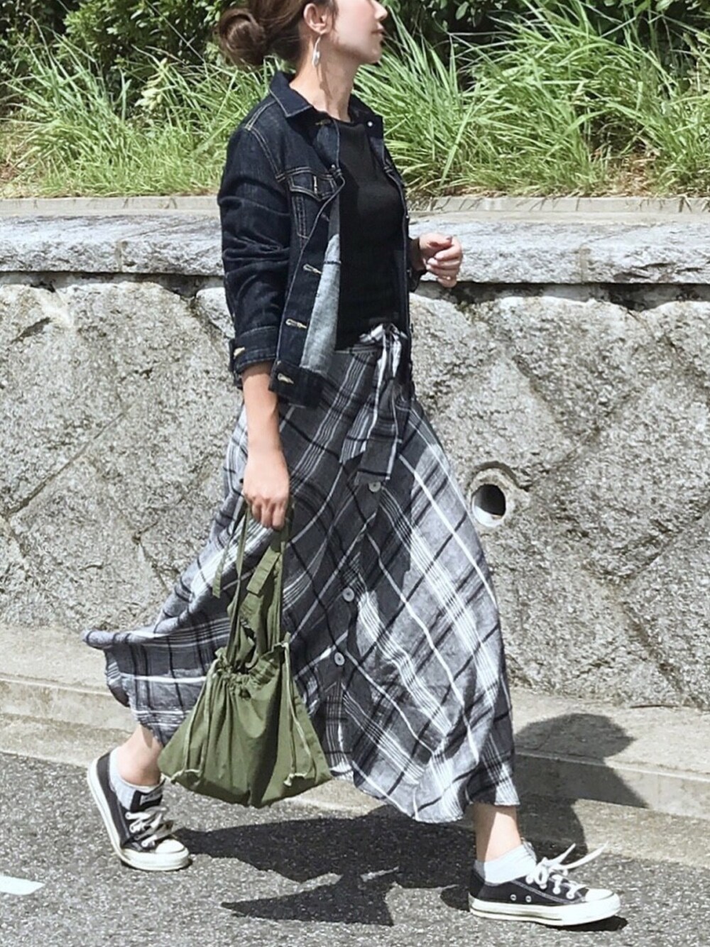 「秋服準備はじめました、モノトーン、デニムジャケット、Gジャン、ZARA、チェックスカート、ロングスカート、前ボタンスカート、コンバース、巾着バッグ」｜「SENSE OF PLACE by URBAN RESEARCHのランダムテレコボートネックTシャツ(半袖)（Tシャツ/カットソー、ブラック系）」を使った、kaco…＊さん（レディース・160cm）の秋コーディネートの1枚目の写真