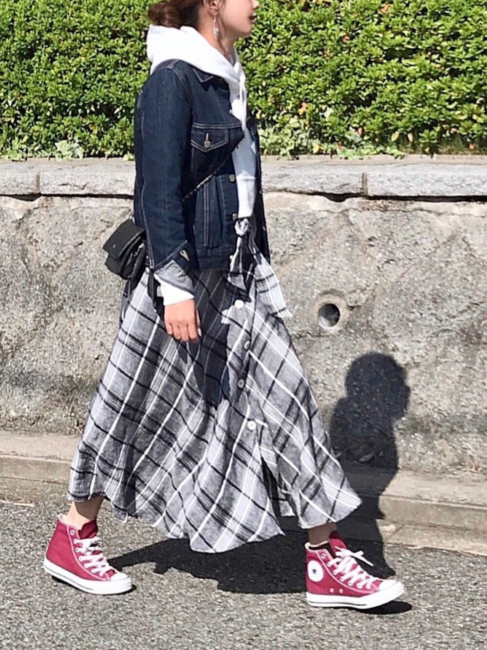 「カジュアル、スニーカーコーデ、GU、パーカー、ジージャン、デニムジャケット、チェックスカート、マキシスカート、コンバース、チェーンバッグ」｜「BLACK BY MOUSSYのOne wash Denim JK（デニムジャケット、ブルー系）」を使った、kaco…＊さん（レディース・160cm）の秋コーディネートの1枚目の写真
