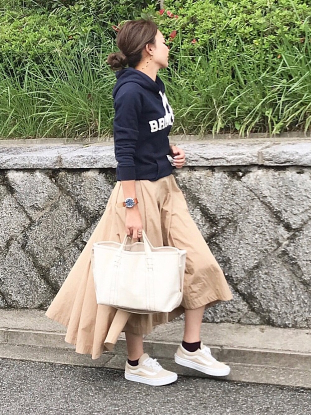 「秋のコーデ、カジュアルコーデ、チノスカート、ミモレ丈スカート、パーカー、ロゴスウェット、トートバッグ、スニーカー、オールドスクール」｜「Ungridのボリュームフレアスカート（スカート、イエロー系）」を使った、kaco…＊さん（レディース・160cm）の秋コーディネートの1枚目の写真