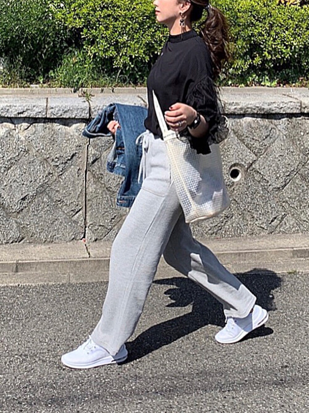 「春コーデ、楽チンコーデ、モノトーンコーデ、サーマル、ニットパンツ、チュール、デザイントップス、エアマックス、クリアバッグ、PVC」｜「coca（coca）のストライプバルーンスリーブチュールトップス（Tシャツ/カットソー、ブラック系）」を使った、kaco…＊さん（レディース・160cm）の春コーディネートの1枚目の写真