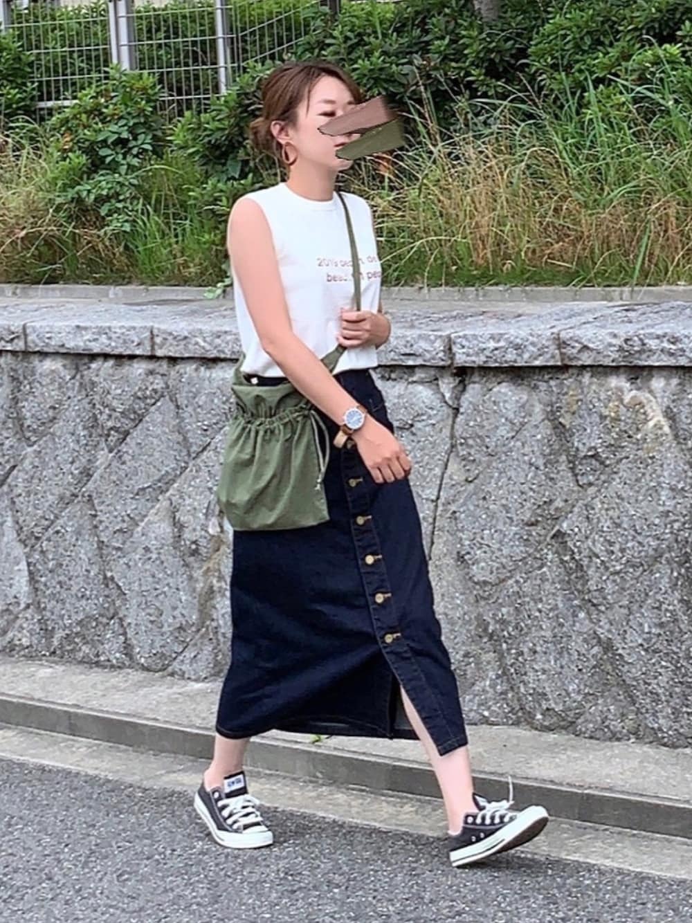 「カジュアル、ノースリーブ、タンクトップ、ロゴT、デニムスカート、前ボタンスカート、ミモレ丈スカート、エプロンバッグ、ショルダーバッグ、コンバース」｜「beautiful peopleのbeautiful people / ビューティフルピープル：suvin pima jersey message tank-top：1915310007[ANN]（タンクトップ、ホワイト系）」を使った、kaco…＊さん（レディース・160cm）の夏コーディネートの1枚目の写真