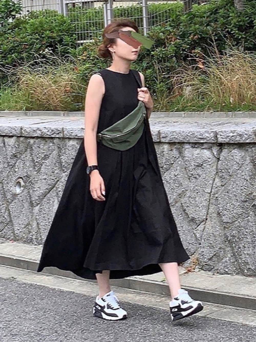 「オールブラック、スポーツミックス、ワンピース×スニーカー、ワンピース、リネン、エアマックス、ウエストポーチ、ブラックコーデ」｜「Mila OwenのバックリボンAラインリネンワンピース（ワンピース、ブラック系）」を使った、kaco…＊さん（レディース・160cm）の夏コーディネートの1枚目の写真