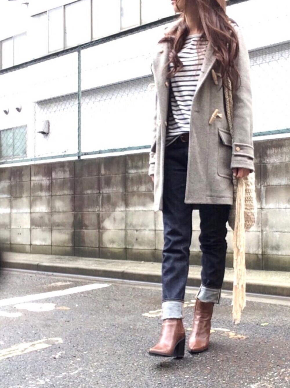 「大人カジュアル、雨の日コーデ、ダッフルコート、denim、グレーコート、ショルダーバッグ、ショートブーツ、ボーダートップス、フリンジバッグ」｜「Ungridの【casual】スタンダードボートネックL/S　Tee（Tシャツ/カットソー、ホワイト系）」を使った、kaco…＊さん（レディース・160cm）の秋コーディネートの1枚目の写真