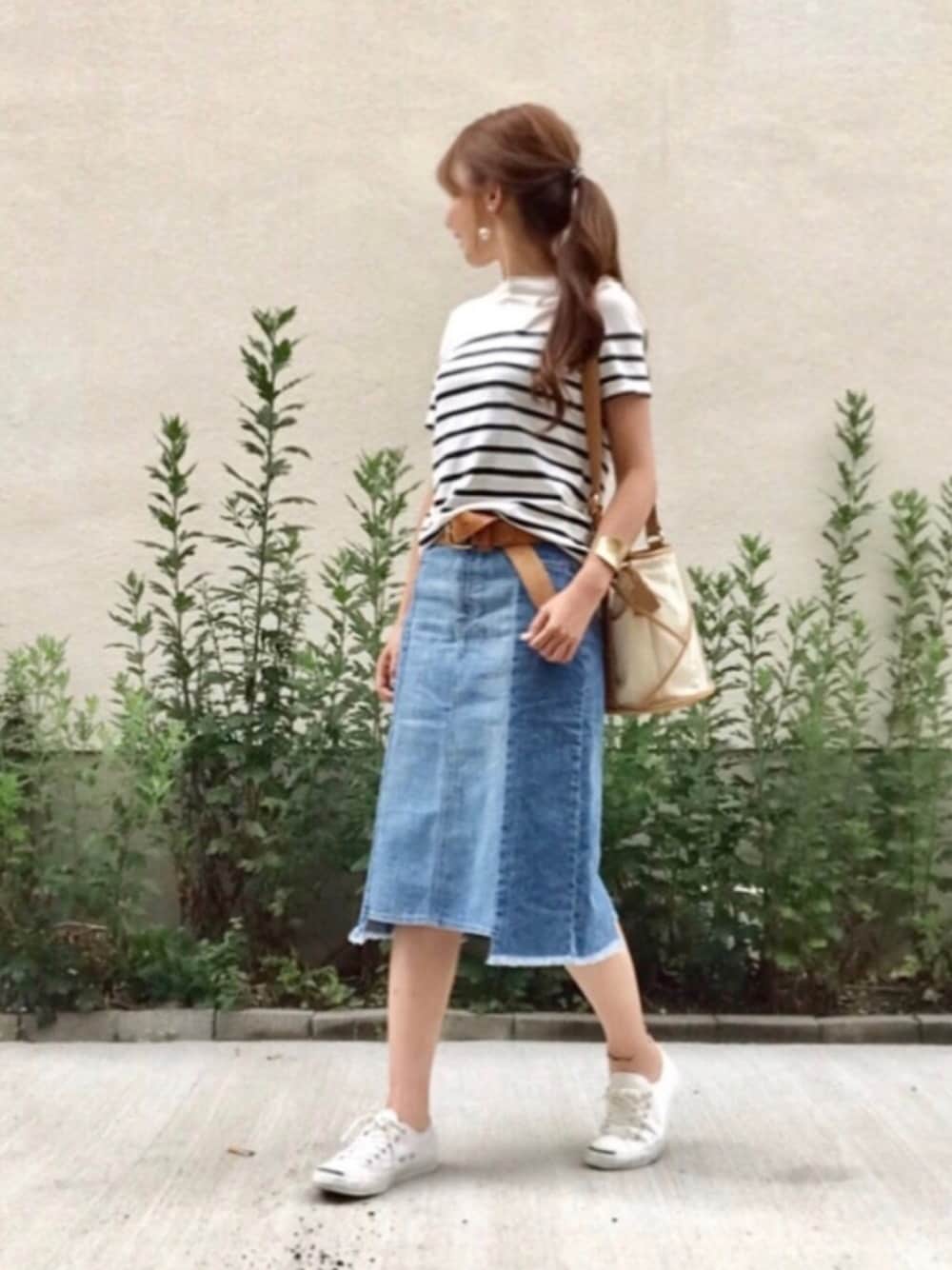 「マリンコーデ、ボーダーTシャツ、デニムスカート、ひざ丈スカート、ジャックパーセル、クリアバッグ、バケツバッグ、バングル、パールアクセ」｜「LAGUNAMOONのＬａｄｙフェイクパールｍｏｄｅｒｎメタル（ピアス（両耳用）、ホワイト系）」を使った、kaco…＊さん（レディース・160cm）の夏コーディネートの1枚目の写真