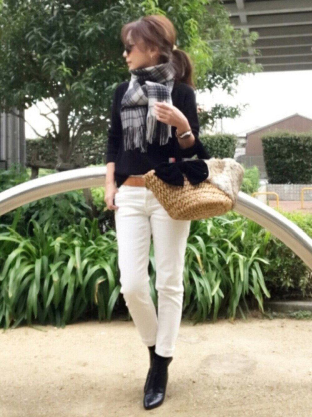 「大人カジュアル、パンツスタイル、白パンツ、モノトーン、黒ニット、マフラー、Vネックニット、ショートブーツ、かごバッグ、ランチコーデ」｜「IEDITのＩＥＤＩＴ　レーベルコレクション　ウール１００％の大人チェックストール　　（マフラー、ホワイト系）」を使った、kaco…＊さん（レディース・160cm）の秋コーディネートの1枚目の写真