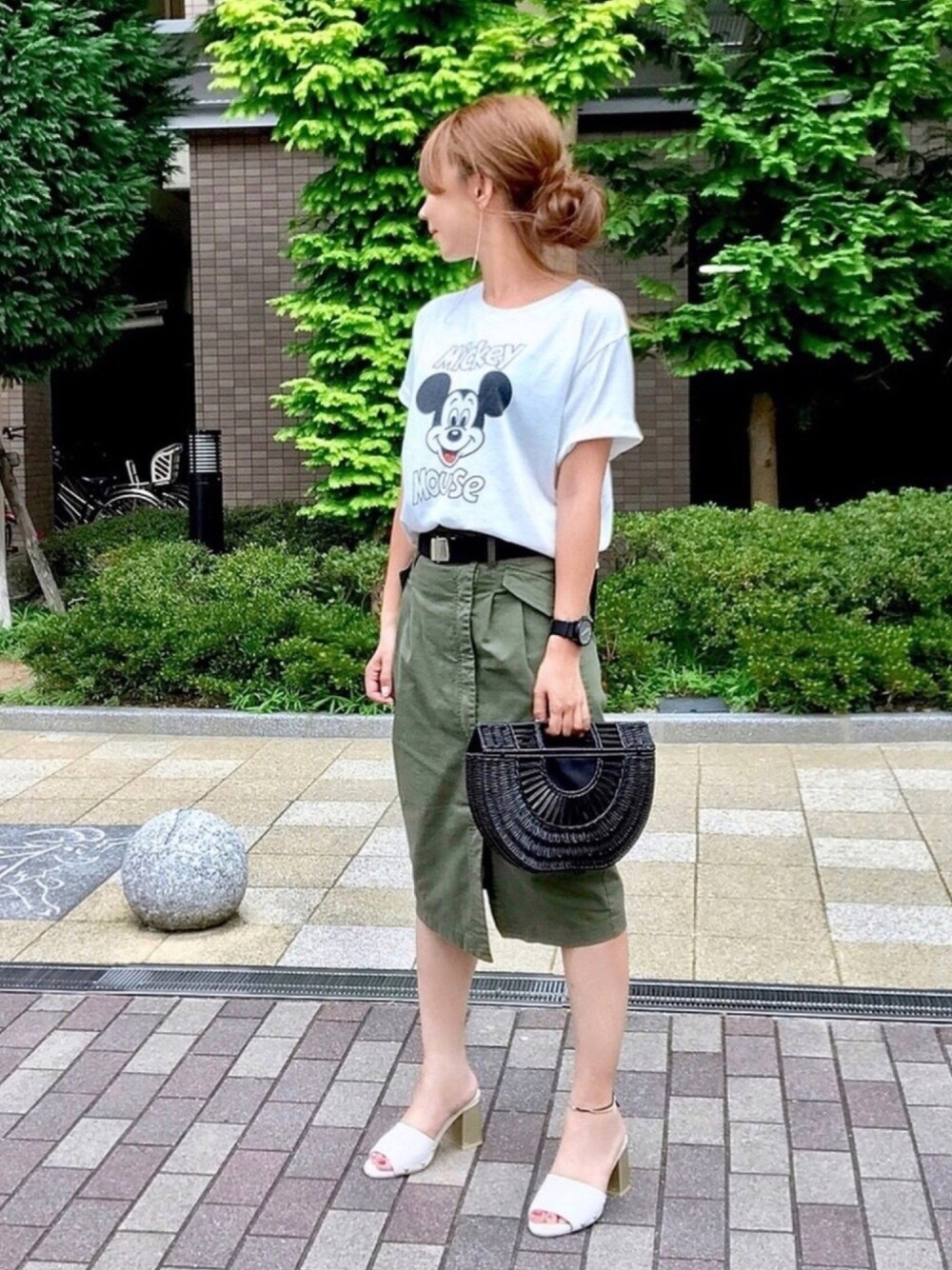 「大人カジュアル、スカート、タイトスカート、カーキ、ミッキーT、かごバッグ、ミュール、ガチャベルト、MERCURYDUO(MERCURYDUO)」｜「MERCURYDUOのボールチェーンピアス（ピアス（両耳用）、シルバー系）」を使った、kaco…＊さん（レディース・160cm）の夏コーディネートの1枚目の写真