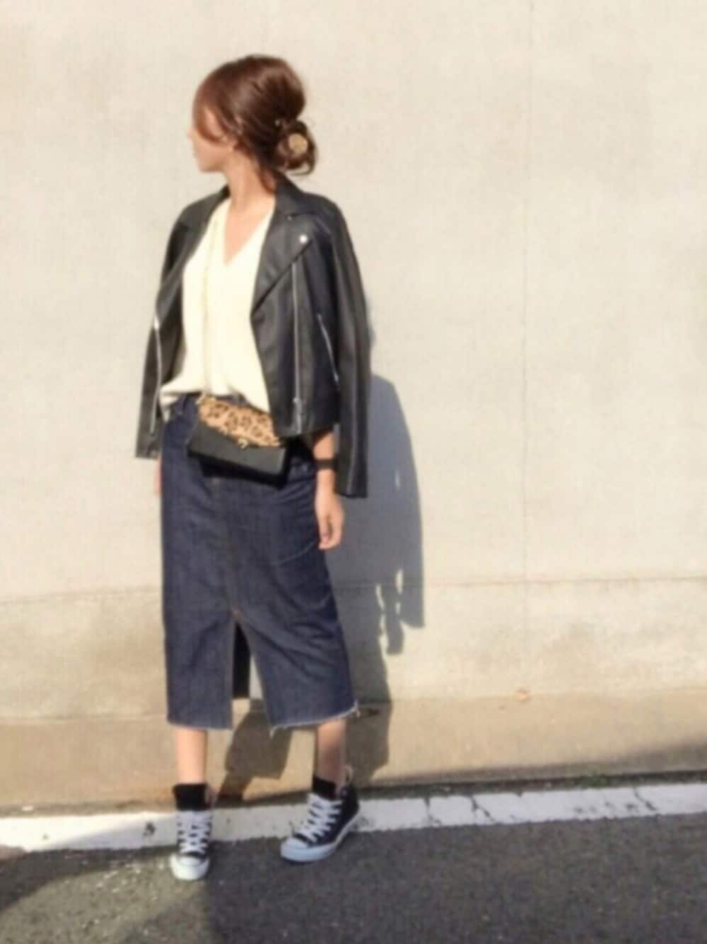 「大人カジュアル、シンプルコーデ、デニムスカート、ライダース、Vネックニット、ハイカットスニーカー、レオパード柄、チェーンバッグ」｜「UNIQLOのアイテム（ライダースジャケット、ブラック系）」を使った、kaco…＊さん（レディース・160cm）の秋コーディネートの1枚目の写真