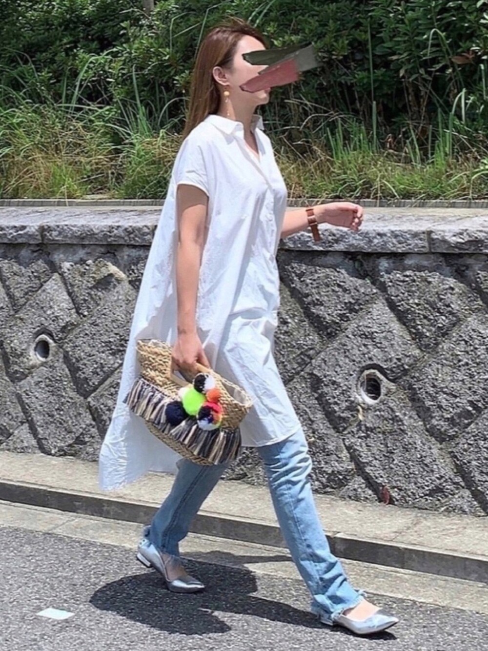 「オトナカジュアル、シンプルコーデ、シャツワンピ、シャツスタイル、白シャツ、ワンピース、デニム、かごバッグ、パンプス、バレエシューズ」｜「ALLUMERの[ALLUMER / アリュメール] フレアシルエットシャツドレス（ワンピース、ホワイト系）」を使った、kaco…＊さん（レディース・160cm）の夏コーディネートの1枚目の写真