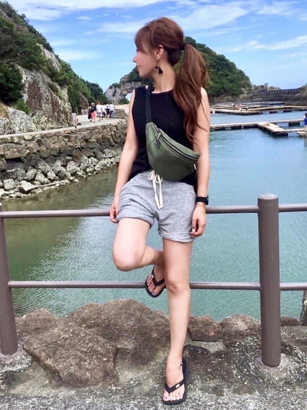 「夏セールで買いました、夏のワントーンコーデ、ラフ、カジュアル、スポーツサンダル、ノースリーブ、スウェットパンツ、ウエストポーチ、ビーチサンダル、BBQ」｜「Mila Owenのバックデザインワッフルタンクトップ（タンクトップ、ブラック系）」を使った、kaco…＊さん（レディース・160cm）の夏コーディネートの1枚目の写真