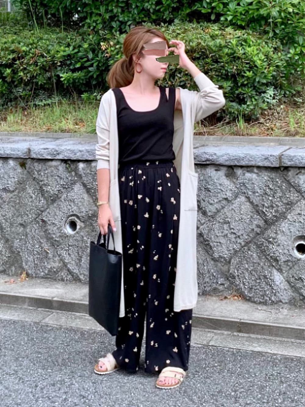 「秋のコーデ、楽チンコーデ、ブラックコーデ、タンクトップ、アシメ、ロングカーディガン、花柄パンツ、トートバッグ、ビルケンシュトック、ペタンコサンダル」｜「Ungridのショルダーデザインタンクトップ（タンクトップ、ブラック系）」を使った、kaco…＊さん（レディース・160cm）の夏コーディネートの1枚目の写真