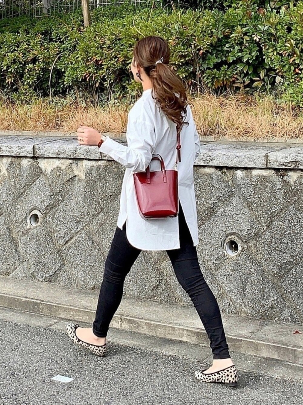 「モノトーンコーデ、シンプルコーデ、チュニック丈、バックスリット、白シャツ、ノーカラーシャツ、黒スキニー、レオパード、バレエシューズ、ショルダーバッグ」｜「B:MING by BEAMSのB:MING by BEAMS / バンドカラー チュニック シャツ（シャツ/ブラウス、ホワイト系）」を使った、kaco…＊さん（レディース・160cm）の冬コーディネートの1枚目の写真