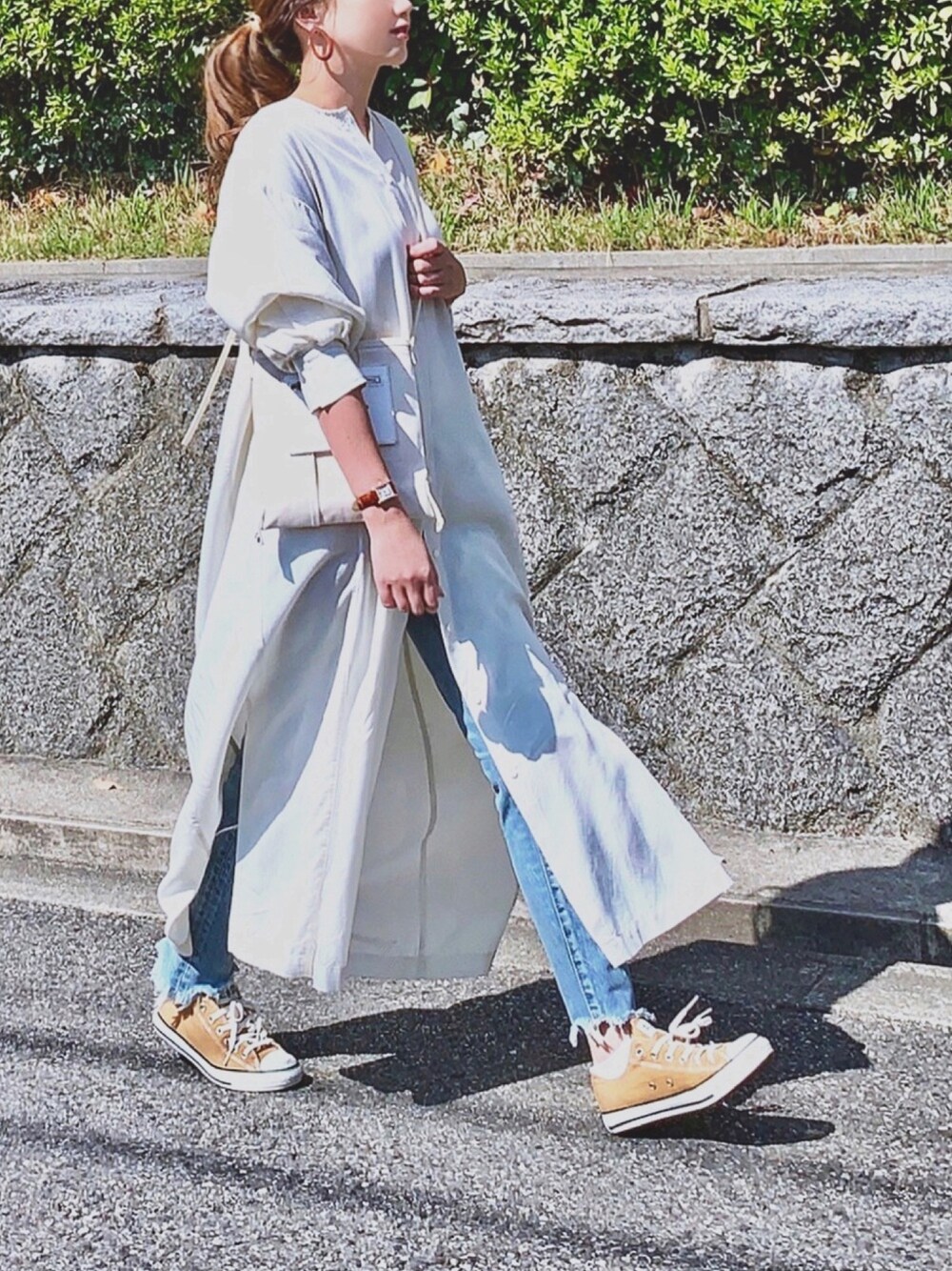 「レイヤードスタイル、ロングワンピース、ホワイト、シャツワンピース、スリットワンピース、白シャツ、デニムパンツ、ショルダーバッグ、コンバース」｜「JOURNAL STANDARD relumeのリヨセルツイルクルーネックロングワンピース◆（ワンピース、ベージュ系）」を使った、kaco…＊さん（レディース・160cm）の春コーディネートの1枚目の写真