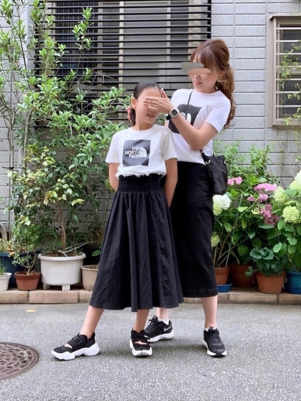 「夏だ！Tシャツ着よう！、スポーツミックス、モノトーン、モノトーンコーデ、親子コーデ、スカート、ロゴT、アクアリフト、サンダル」｜「MEAN NUNAのウエストシャーリングスカート（スカート、ブラック系）」を使った、kaco…＊さん（キッズ・140cm）の夏コーディネートの1枚目の写真