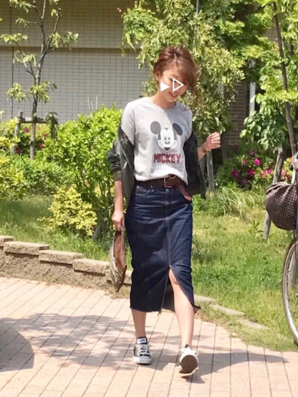 「春コーデ、カジュアル、ママファッション、ミッキーT、デニムスカート、クラッチバック、カモフラ、Ungrid」｜「Ungridの 【Casual】MickeyﾌｪｲｽTee （Tシャツ/カットソー、グレー系）」を使った、kaco…＊さん（レディース・160cm）の春コーディネートの1枚目の写真