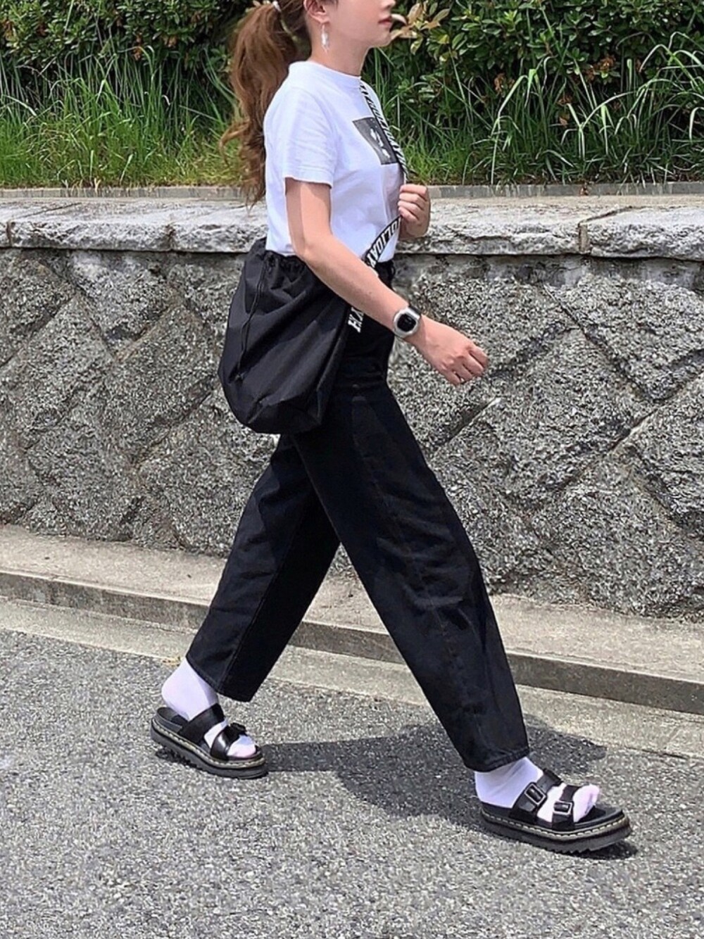 「モノトーン、モノトーンコーデ、ミッキーT、プリントT、ワイドパンツ、ワイドデニム、サンダルに靴下、厚底サンダル、ショルダーバッグ、Dr.Martens」｜「BEAUTY&YOUTH UNITED ARROWSのBY MICKY（ミッキー）プリントクルーネックTシャツ/Disney （Tシャツ/カットソー、ホワイト系）」を使った、kaco…＊さん（レディース・160cm）の夏コーディネートの1枚目の写真