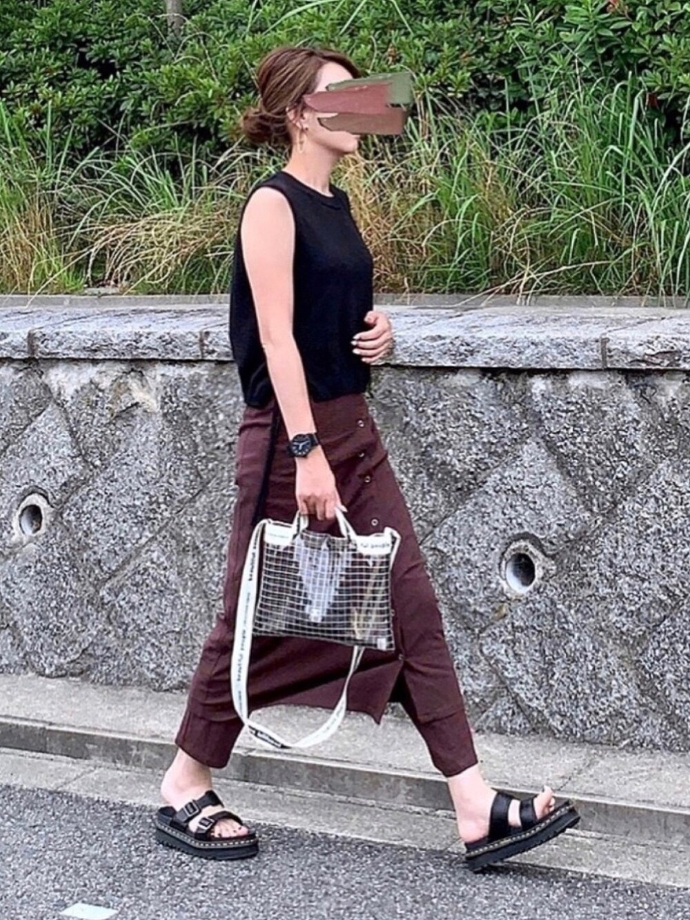「秋色、シンプルコーデ、サマーニット、前ボタンスカート、テーパードパンツ、クリアバッグ、厚底サンダル、Dr.Martens」｜「BEAUTY&YOUTH UNITED ARROWSのBY∴ レースアップノースリーブニット -手洗い可能-（ニット/セーター、ブラック系）」を使った、kaco…＊さん（レディース・160cm）の夏コーディネートの1枚目の写真
