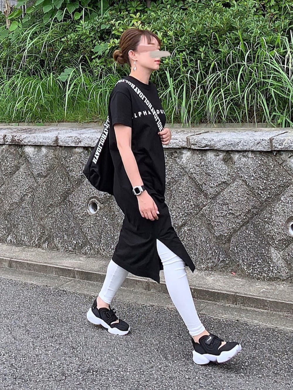 「カジュアル、モノトーン、モノトーンコーデ、ロゴT、Tシャツワンピ、レギンス、ストリート、ショルダーバッグ、アクアリフト、スポーツミックス」｜「ALPHAのレディース コットン Tシャツワンピース（Tシャツ/カットソー、ブラック系）」を使った、kaco…＊さん（レディース・160cm）の夏コーディネートの1枚目の写真
