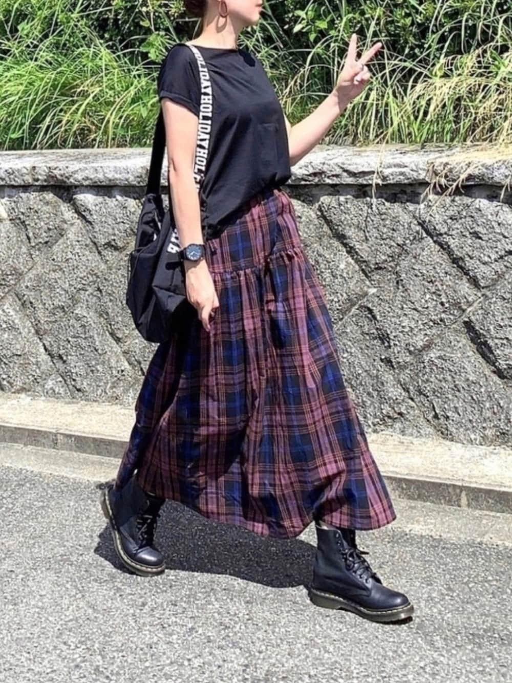 「ラブアンドピース2020、秋服準備はじめました、チェック柄に恋してる、秋コーデ、チェックスカート、ロングスカート、ショルダーバッグ、ショートブーツ、Dr.Martens、haco!」｜「haco!の【高橋愛さんコラボ】シンプルトップスを格上げさせる　サイドリボンアクセントのチェックギャザーフレアースカート　by LOVE&PEACE PROJECT（スカート、ブルー系）」を使った、kaco…＊さん（レディース・160cm）の秋コーディネートの1枚目の写真