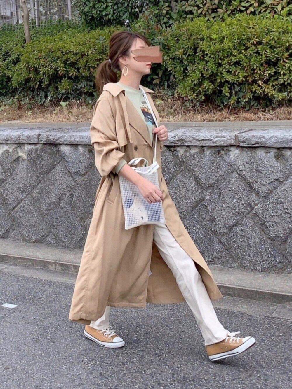 「カジュアル、トレンチコート、スプリングコート、フォトT、ミントグリーン、ホワイトデニム、白パンツ、PVC、ショルダーバッグ、コンバース」｜「Ungridのテンセルトレンチコート（トレンチコート、ベージュ系）」を使った、kaco…＊さん（レディース・160cm）の冬コーディネートの1枚目の写真