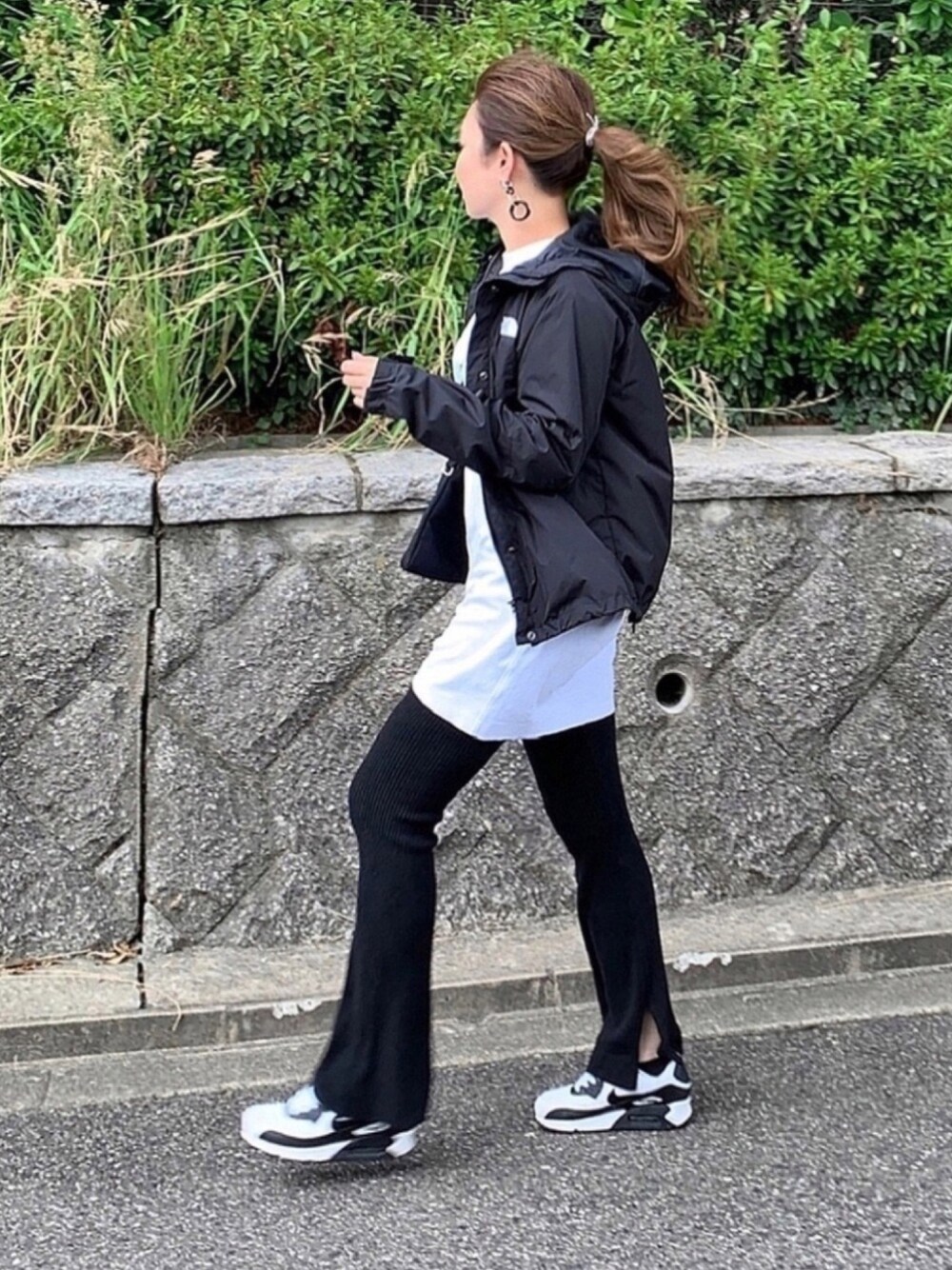 「モノトーン、シンプル、マウンテンパーカー、フレアパンツ、スリットパンツ、サコッシュ、エアマックス、THE NORTH FACE、NIKE、運動会」｜「UNIQLOのクルーネックTワンピース（半袖）（ワンピース、ホワイト系）」を使った、kaco…＊さん（レディース・160cm）の秋コーディネートの1枚目の写真