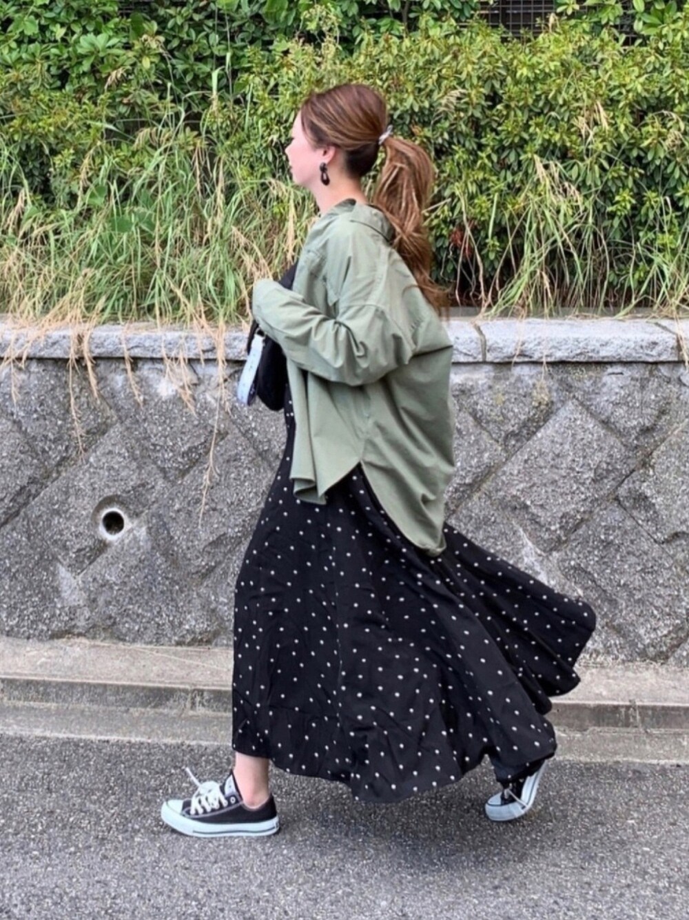 「秋服準備はじめました、秋コーデ、ミリタリー、オーバーサイズ、シャツ、ドットスカート、フレアスカート、マキシスカート、ウエストポーチ、コンバース」｜「JOURNAL STANDARD relumeのセイヒンゾメバックロングシャツ（シャツ/ブラウス、グリーン系）」を使った、kaco…＊さん（レディース・160cm）の秋コーディネートの1枚目の写真