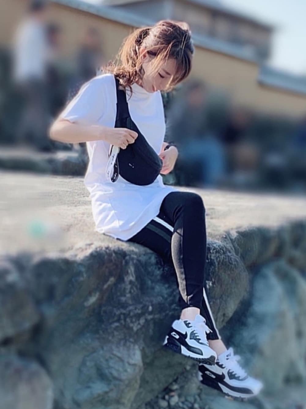 「UNIQLO、UNIQLO U、ZARA、BBQ、モノトーン、モノトーンコーデ、Tシャツワンピ、ラインパンツ、ウエストポーチ、エアマックス」｜「UNIQLOのクルーネックTワンピース（半袖）（ワンピース、ホワイト系）」を使った、kaco…＊さん（レディース・160cm）の春コーディネートの1枚目の写真