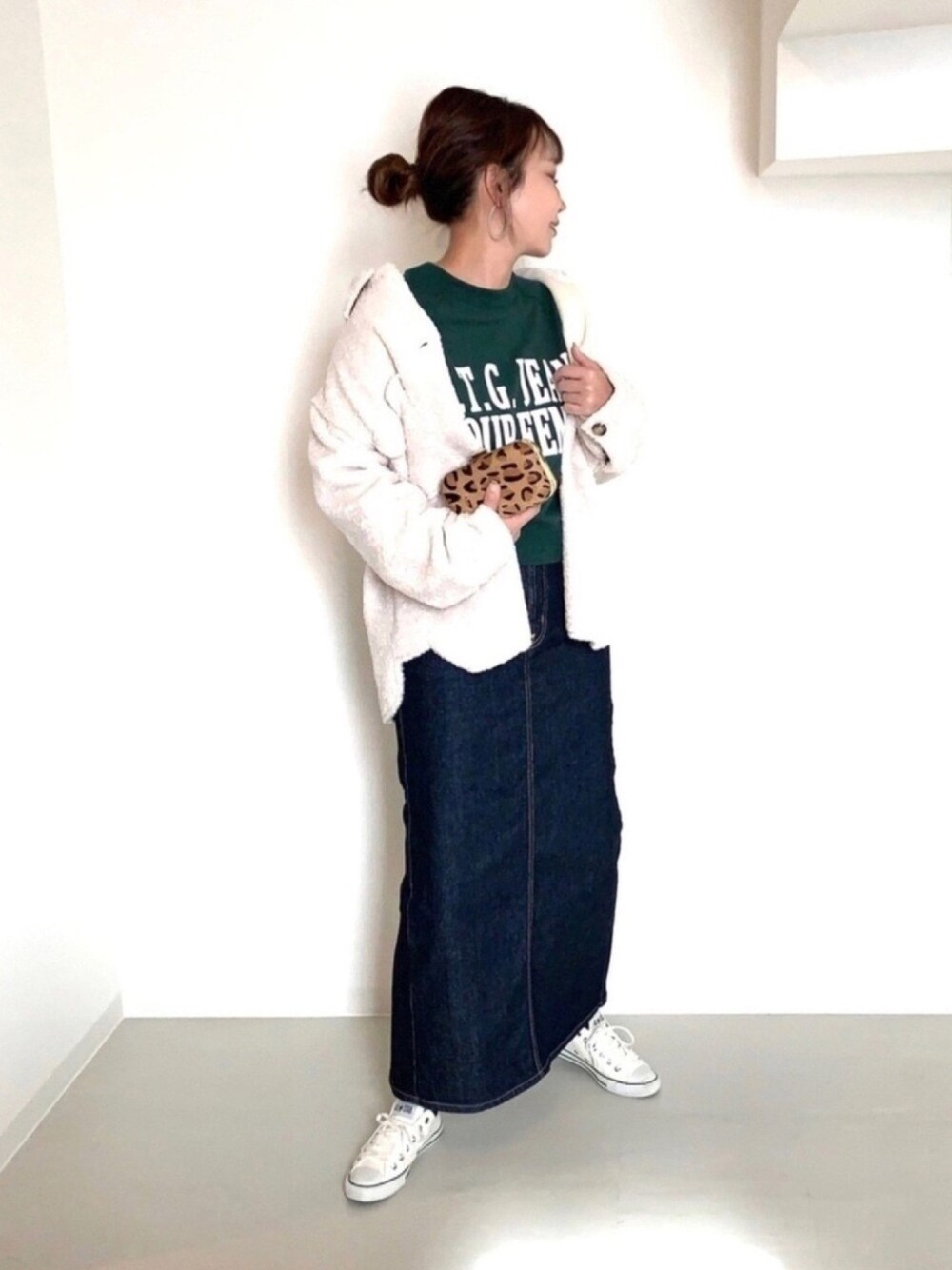 「カジュアル、ボアジャケット、スウェット、ロゴスウェット、グリーン、デニムスカート、ロングスカート、レオパード、白スニーカー」｜「ZARAのアイテム（その他アウター、ホワイト系）」を使った、kaco…＊さん（レディース・160cm）の冬コーディネートの1枚目の写真