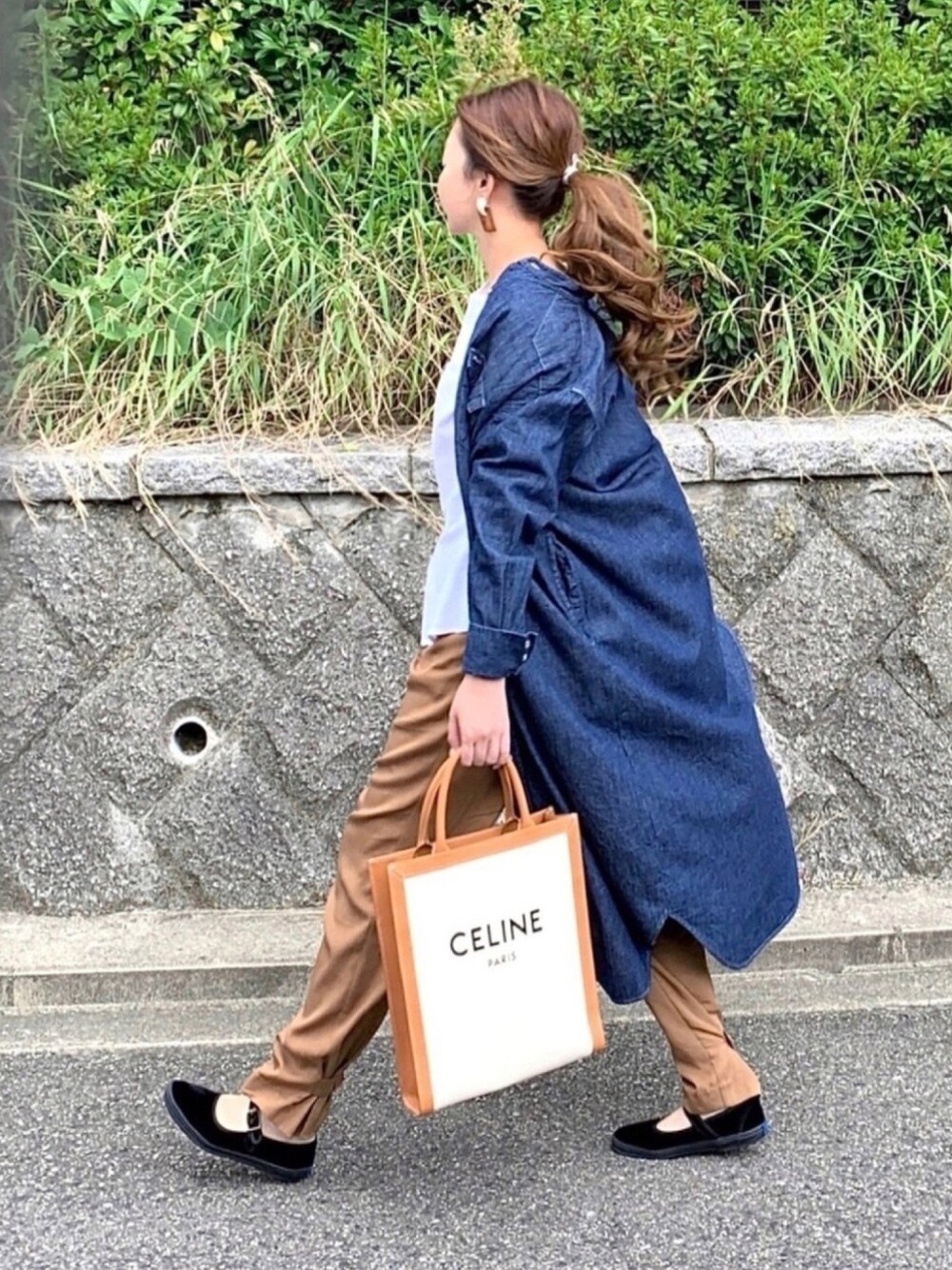 「シャツワンピ、デニムシャツ、デニムジャケット、キャメル、テーパードパンツ、トートバッグ、スクエアバッグ、バレエシューズ、カンフーシューズ」｜「SHIPSの【SHIPS別注】Wrangler: ノーカラーデニムシャツワンピース◆（ワンピース、ブルー系）」を使った、kaco…＊さん（レディース・160cm）の秋コーディネートの1枚目の写真