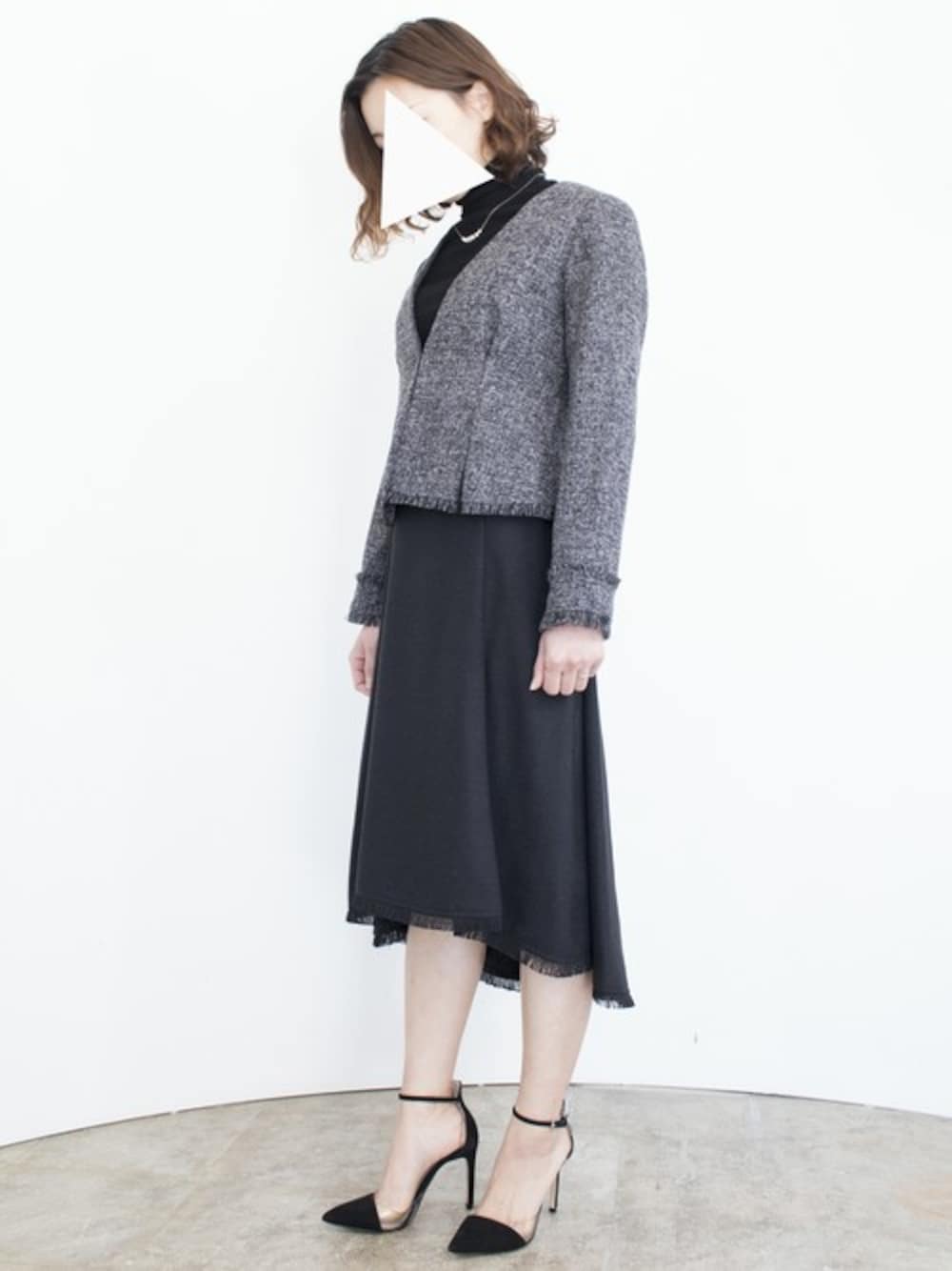 ブラック系のスーツセットを着用したレディースの冬コーディネートの1枚目の写真