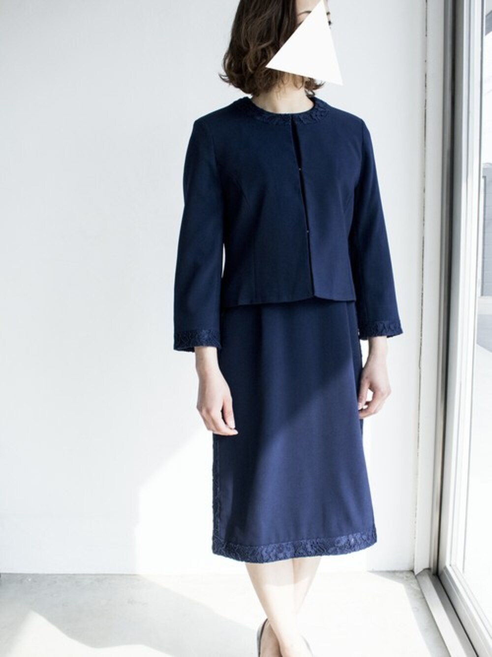 ブルー系のスーツセットを着用したレディースの冬コーディネートの1枚目の写真