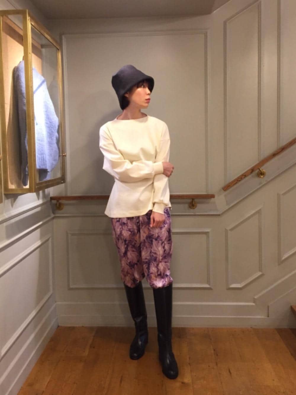 グリーン系のキャミソール、ブラック系のブーツ、パープル系のその他パンツを着用したレディースの秋コーディネートの1枚目の写真