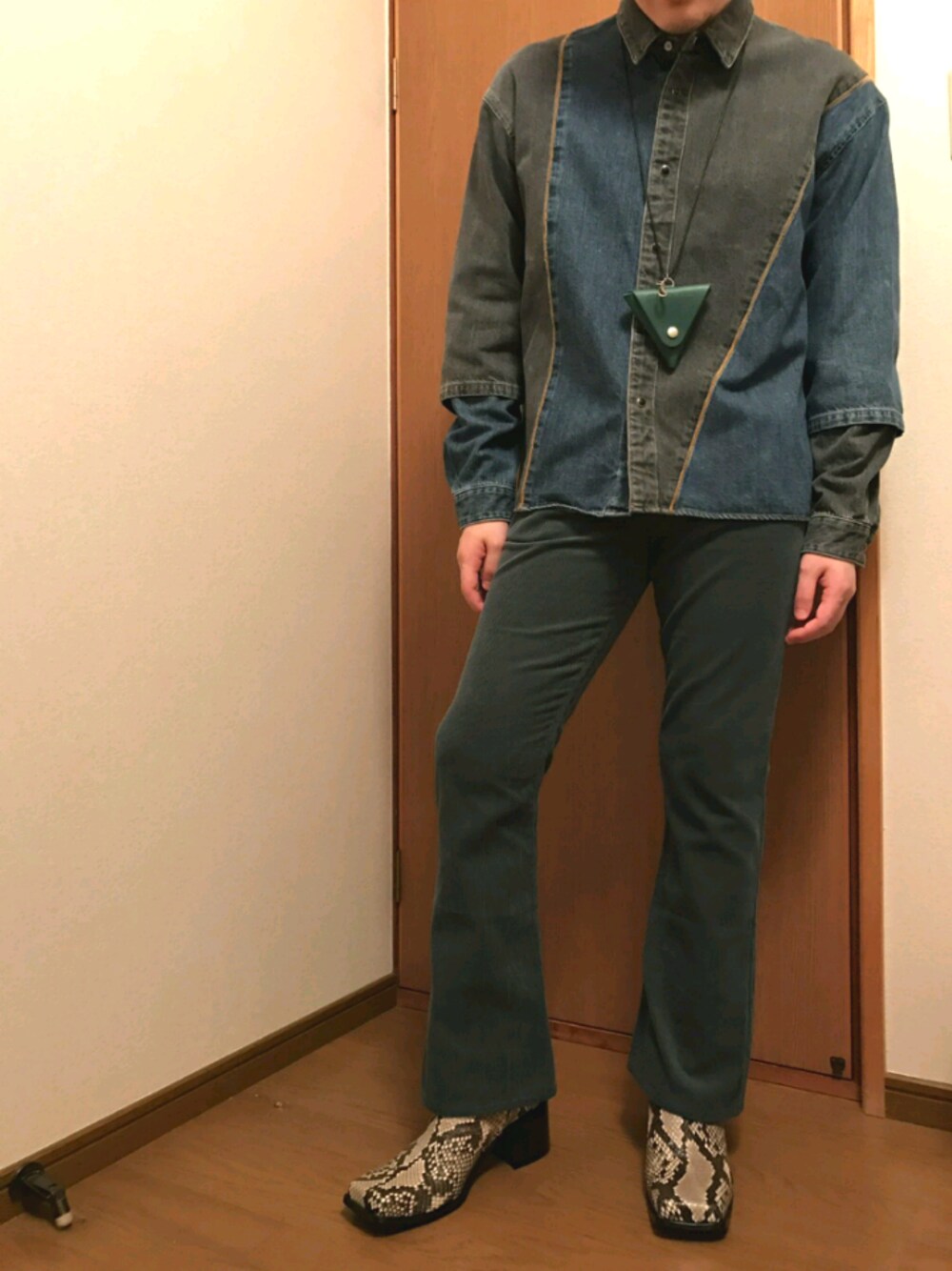 「リトルビッグ、ジョンローレンスサリバン、ジエダ、フレアパンツ、デニムジャケット、ブーツ」｜「LITTLEBIGのアイテム（パンツ、グリーン系）」を使った、たかてぃんさん（メンズ・166cm）の秋コーディネートの1枚目の写真