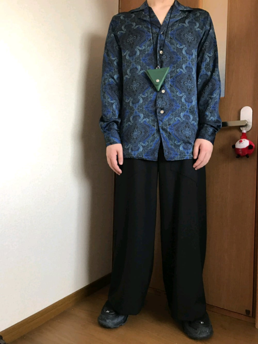 「ベッドフォード、ジョンローレンスサリバン、バレンシアガ、トリプルエス、柄シャツ、ワイドパンツ、サルバム」｜「BED J.W. FORDのアイテム（シャツ/ブラウス、ブルー系）」を使った、たかてぃんさん（メンズ・166cm）の秋コーディネートの1枚目の写真