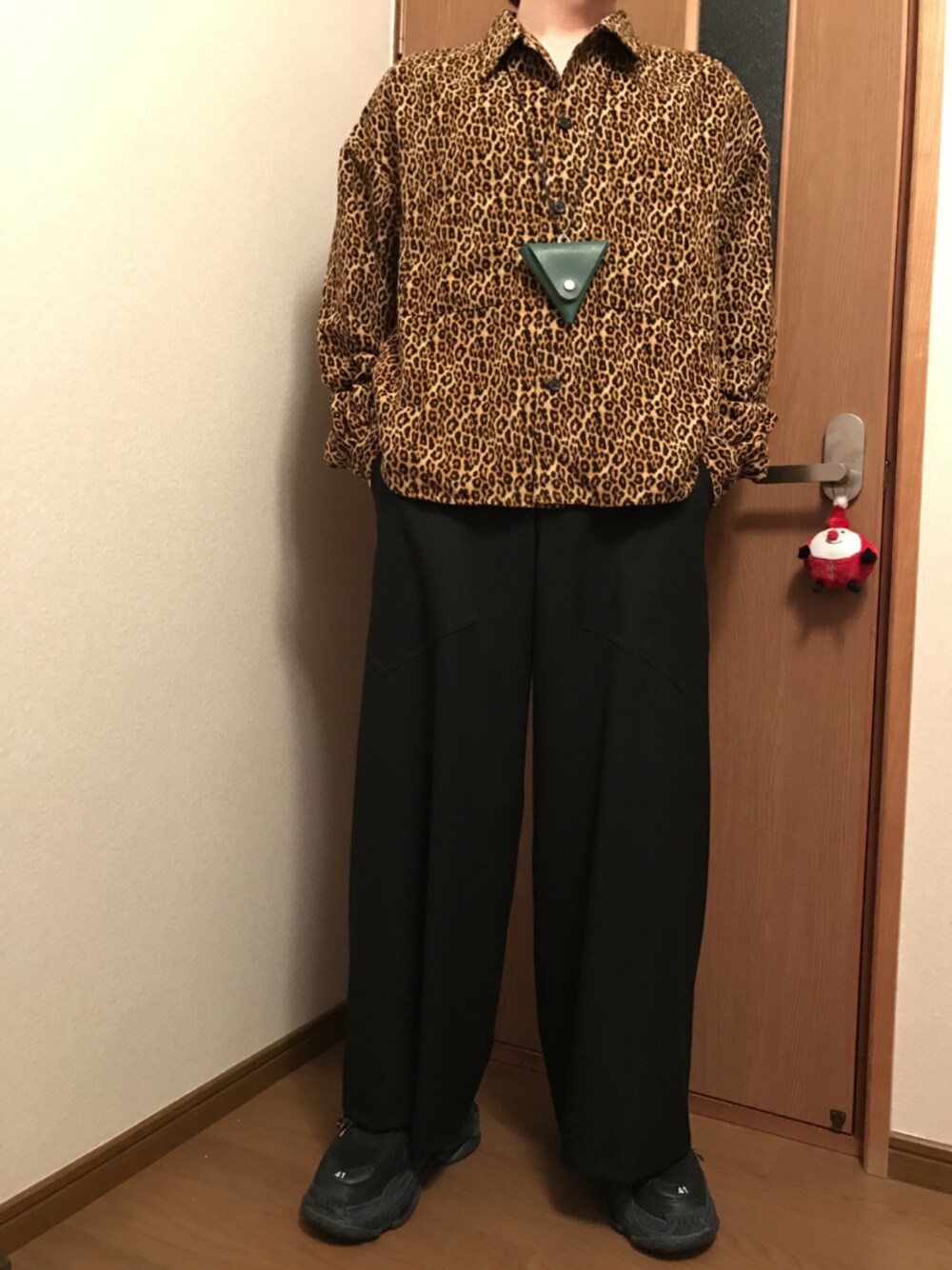 「スーパーノヴァ、バレンシアガ、サルバム、ジョンローレンスサリバン、トリプルエス、レオパード、ワイドパンツ、スラックス」｜「superNova.のアイテム（シャツ/ブラウス、イエロー系）」を使った、たかてぃんさん（メンズ・166cm）の秋コーディネートの1枚目の写真