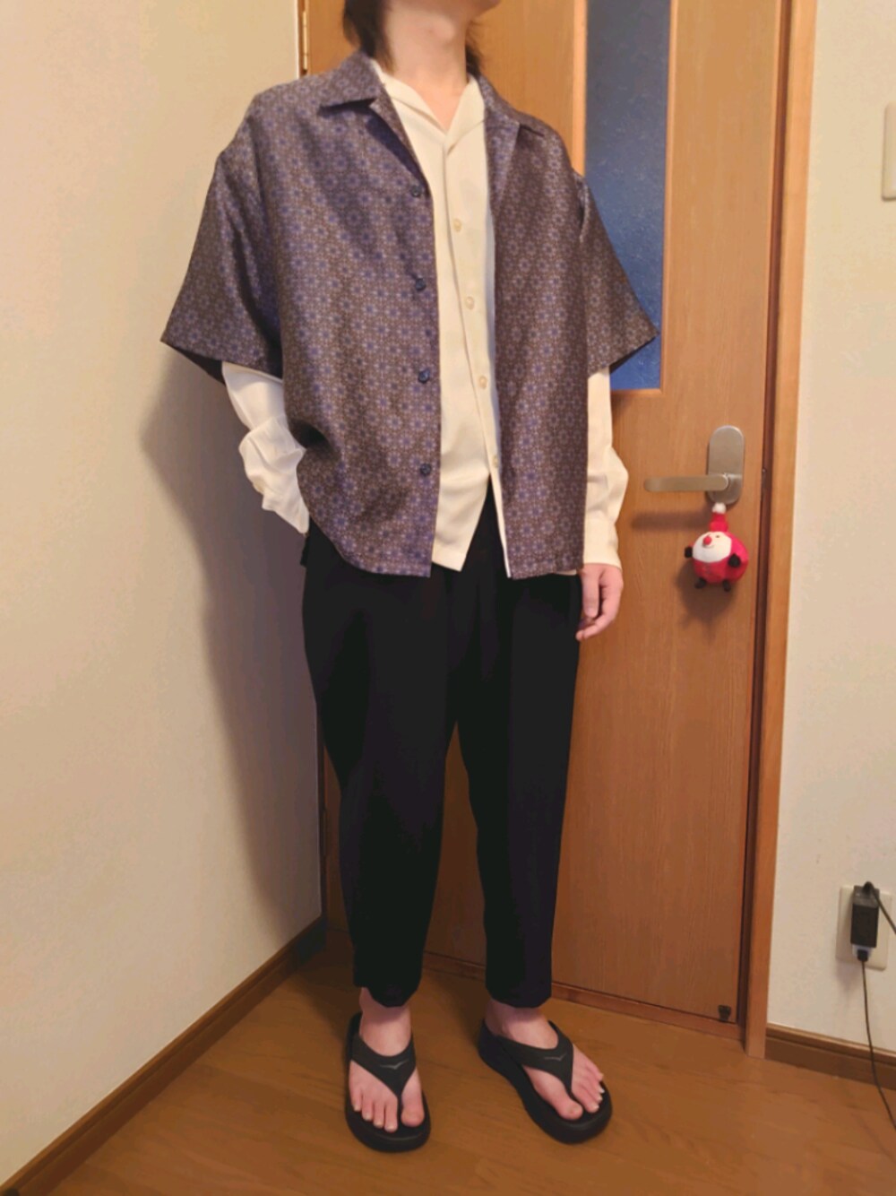 ブルー系のシャツ/ブラウス、ホワイト系のシャツ/ブラウス、ブラック系のスラックスを着用したメンズの春コーディネートの1枚目の写真