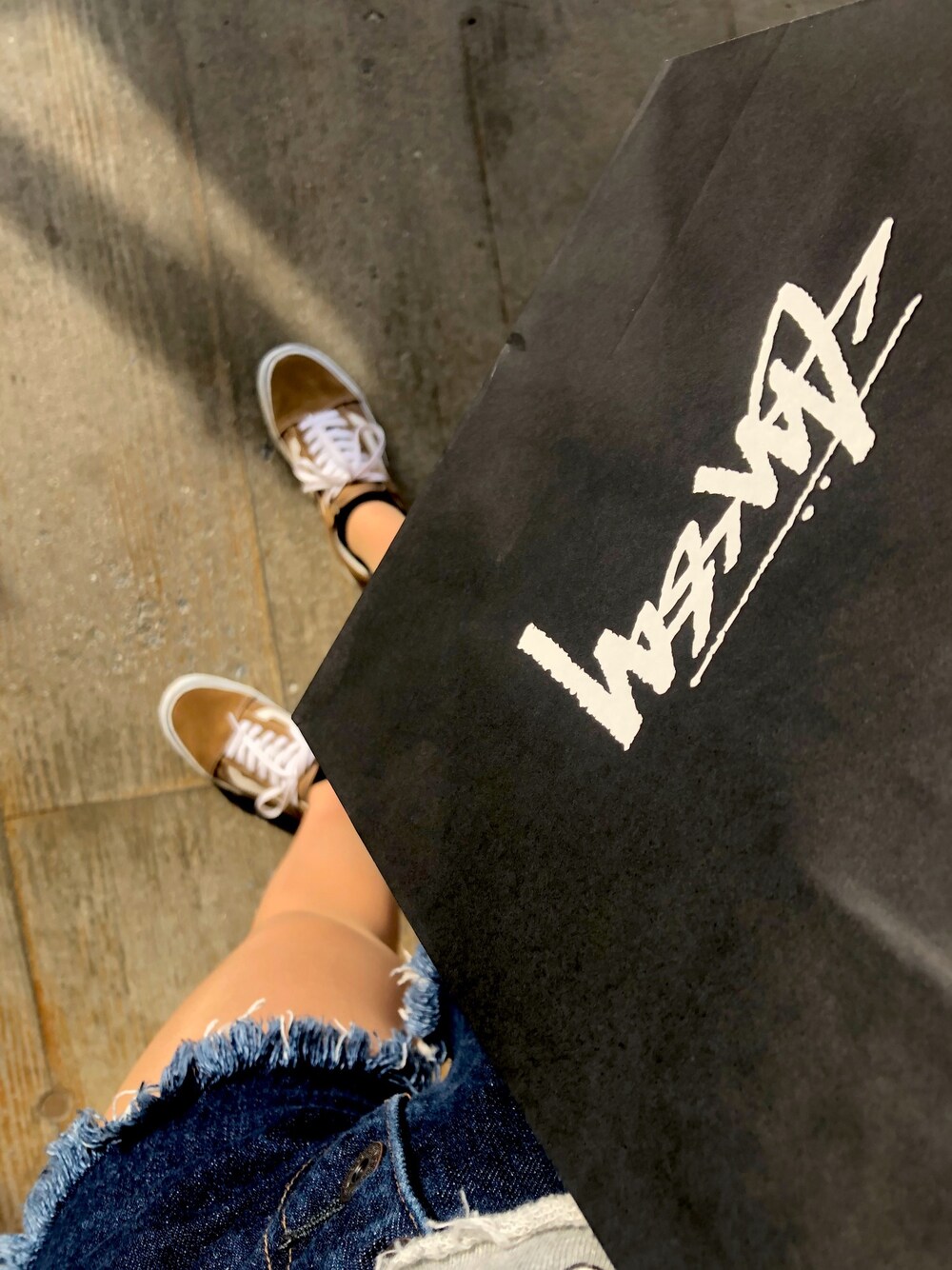 「短パン、デニム、デニムパンツ、マウジー、moussy、マウジーデニム、VANS」｜「VANSのVANS ヴァンズ OLD SKOOL DX オールドスクール V36CL+ CALM BREEN（スニーカー、ブラウン系）」を使った、SHIHOさん（レディース・159cm）の秋コーディネートの1枚目の写真
